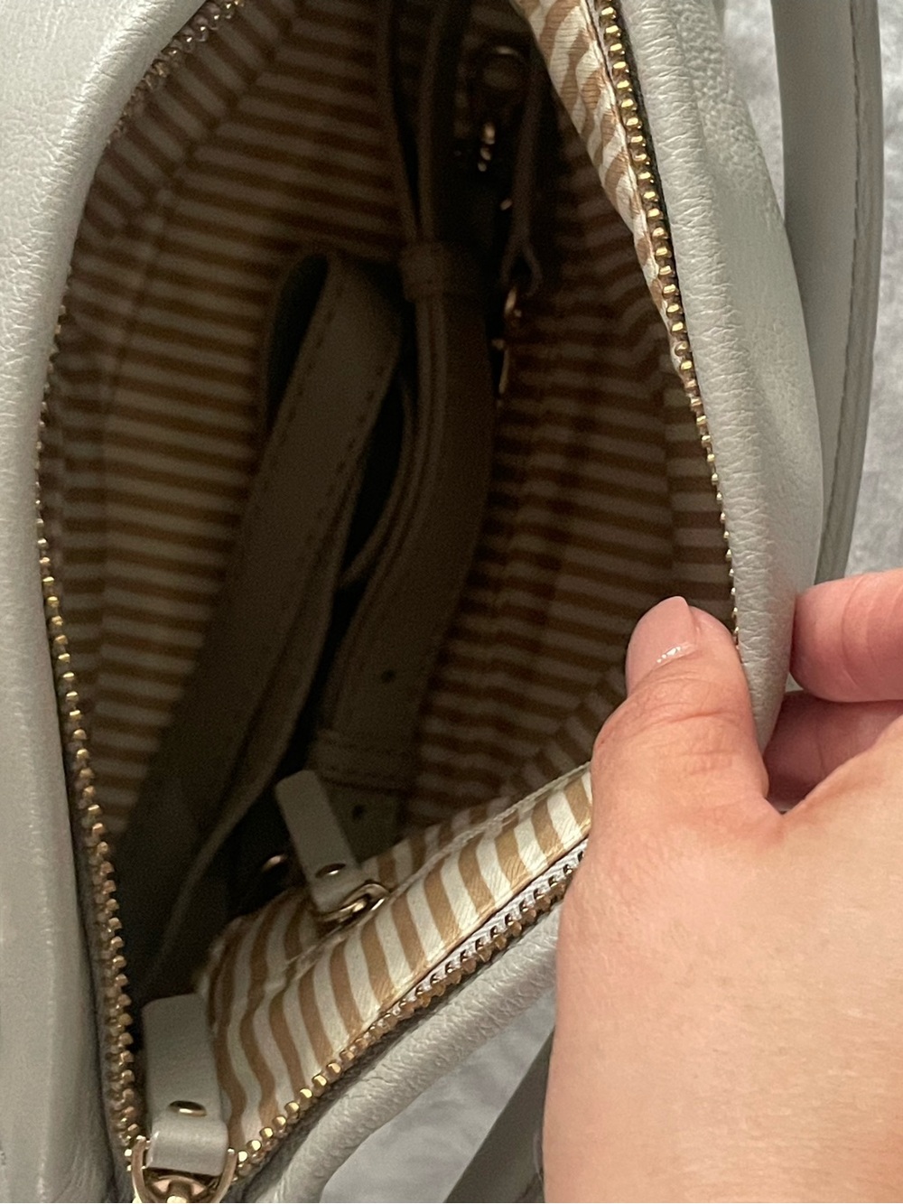 kate spade gray leather shoulder bag with gold accents - Picture 4 of 4